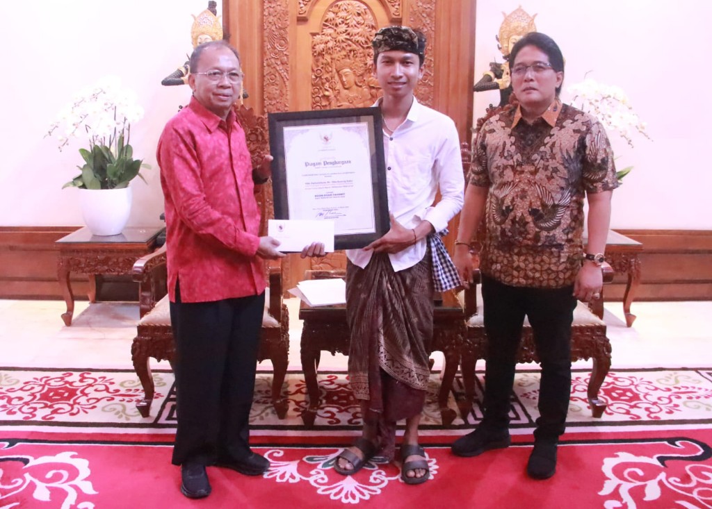Serahkan Hadiah Ogoh-Ogoh, Gubernur Koster-Wagub Minta STT Kembangkan Kreativitas dan Kuatkan Jati Diri Bali