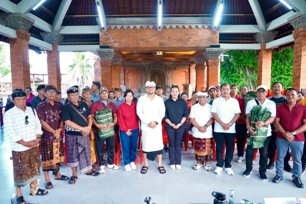 Wabup Badung Dorong Pemilahan Sampah dari Sumber, Serahkan Mesin Pencacah dan Bag Komposter di Sempidi