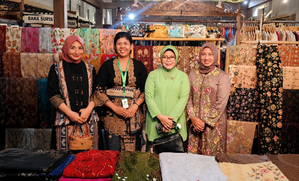 Kunjungan Ibu Kapuziad Angkat Eksistensi Kembang Pucuk Bordir di #PersitBisa2026