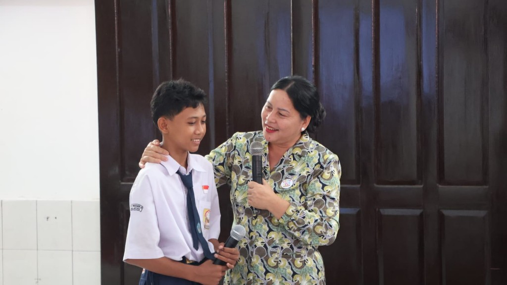 Dokumentasi dari - Ny. Seniasih Giri Prasta Ingatkan Pelajar Bijak Bermedia Sosial dan Terbuka kepada Orang Tua