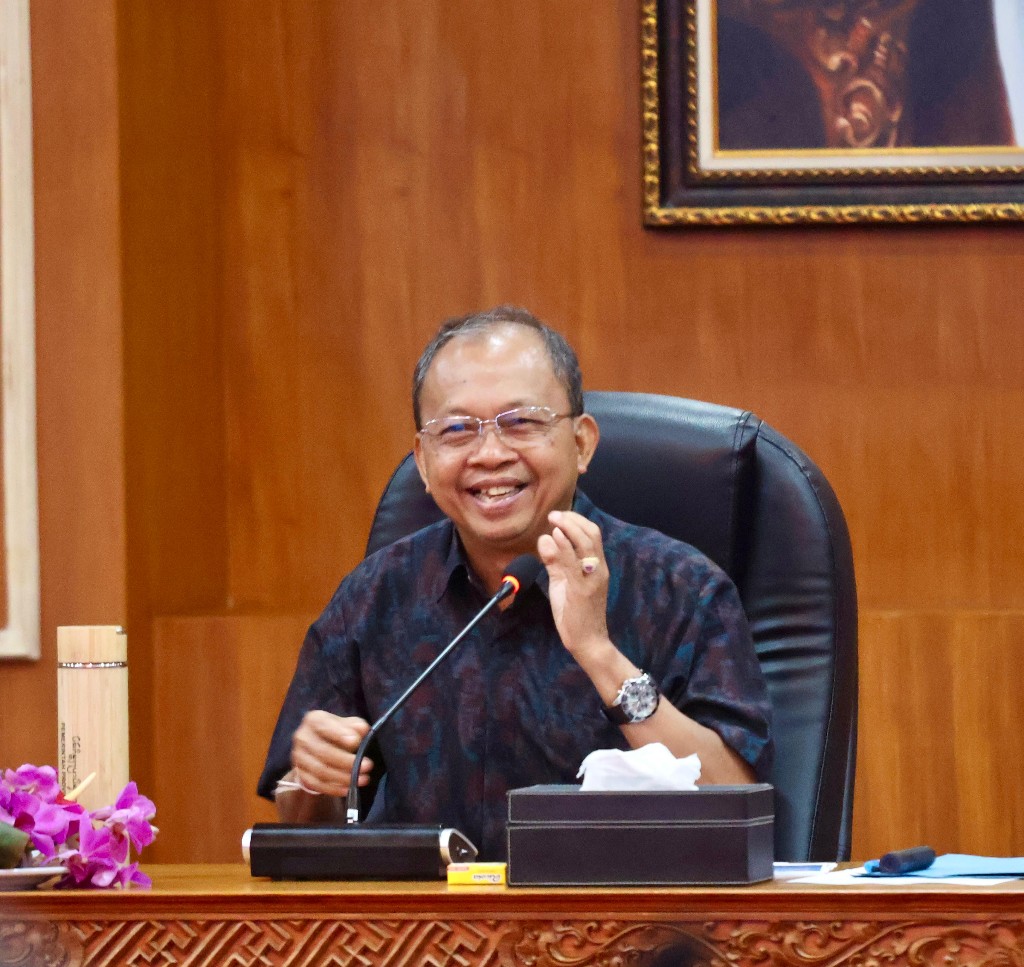 Gubernur Koster Serap Aspirasi Pelaku Usaha Taksi dan Dorong Percepatan Elektrifikasi Transportasi di Bali