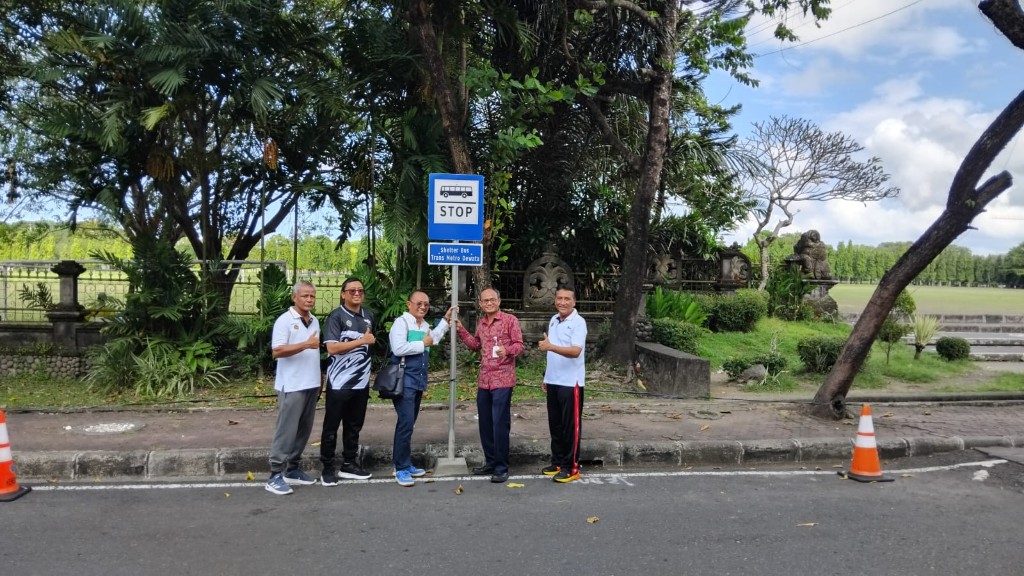 STJ kepada Dishub Bali Serahkan CSR Rambu Halte TMD,  Perkuat Penanda Titik Naik-Turun Penumpang