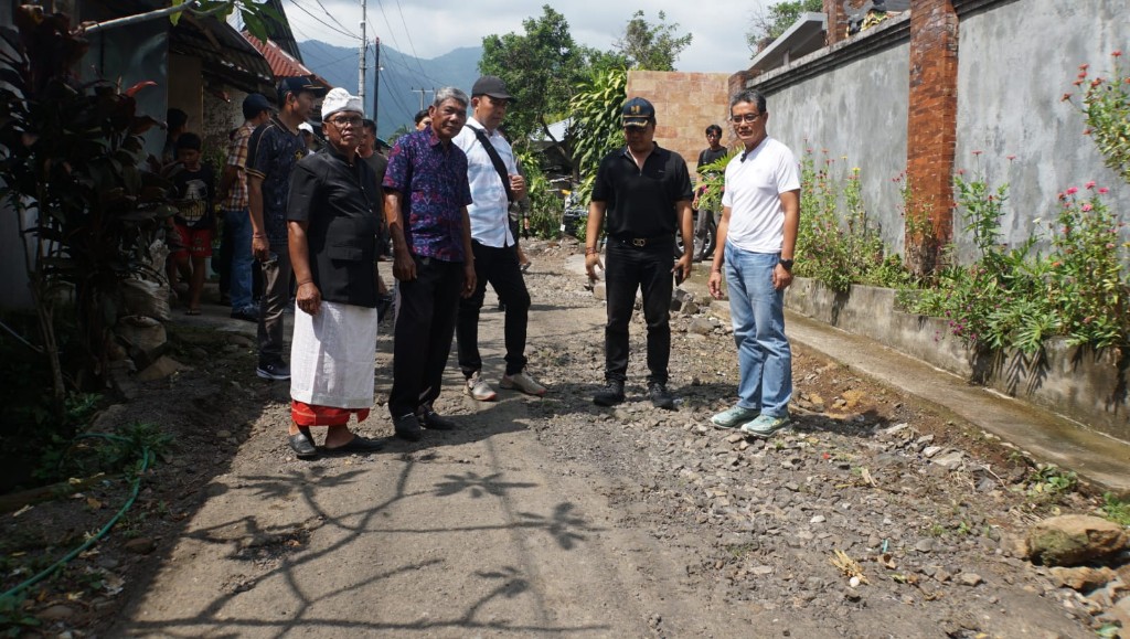 Dokumentasi dari - Jalan Rusak Cukup Parah di Alasangker, Buleleng Ditinjau Wabup Supriatna