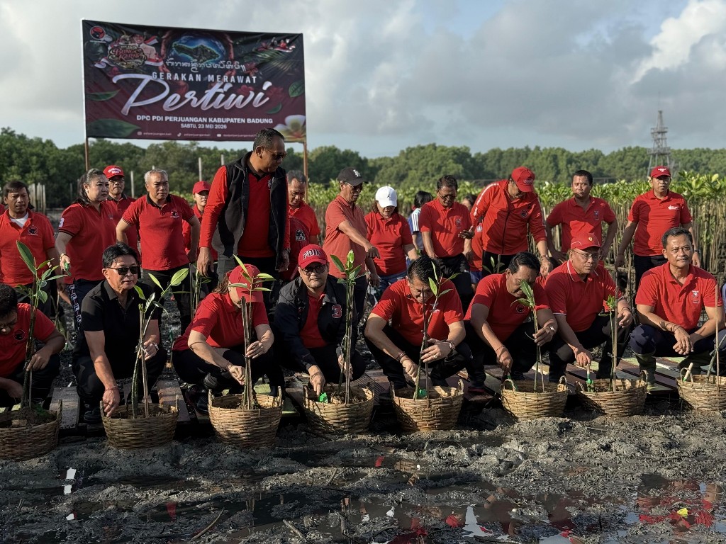 Tanam Mangrove, Gerakan Merawat Pertiwi di Pantai Telaga Waja