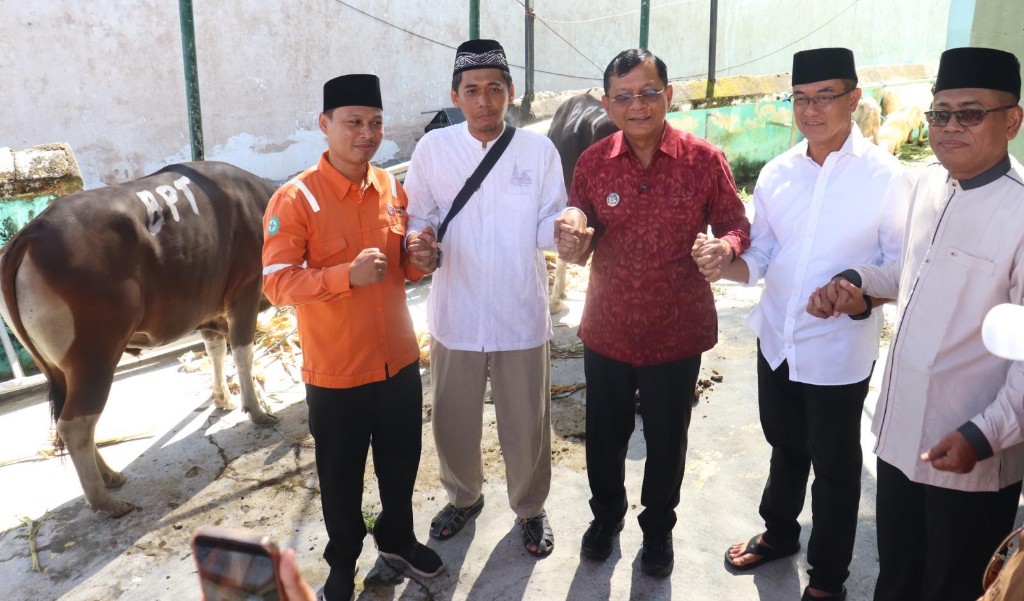 Dokumentasi dari - Bupati Sutjidra Serahkan Hewan Kurban, Perkuat Semangat Berbagi dan Harmoni di Buleleng