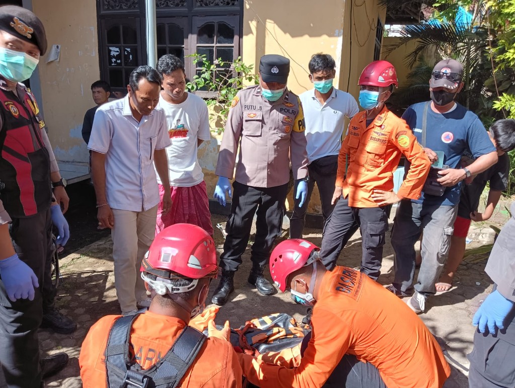 Tim SAR Gabungan Evakuasi Korban Terjatuh ke Sumur di Desa Bunga Mekar