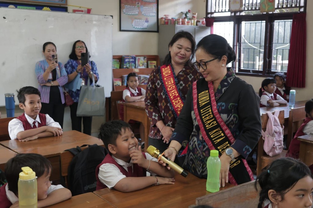 Sapa Siswa-siswi SD 9 Kesiman, Ny. Sagung Antari Jaya Negara Sampaikan Literasi Soal Pemilahan Sampah