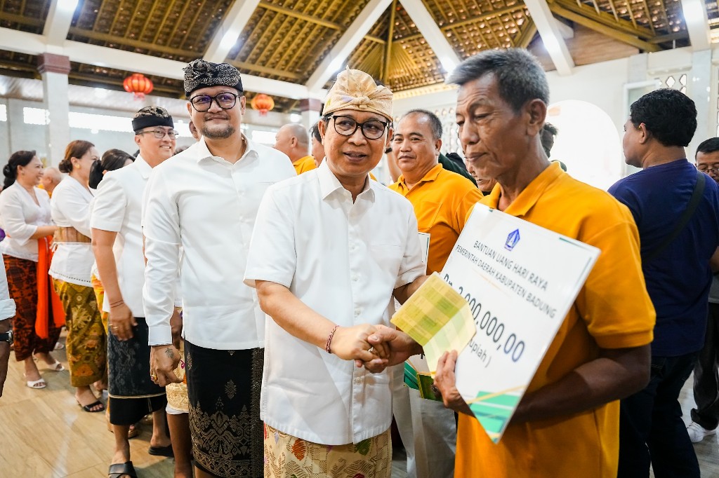 Bupati dan Wabup Badung Salurkan Bansos Hari Raya Waisak Untuk Umat Buddha