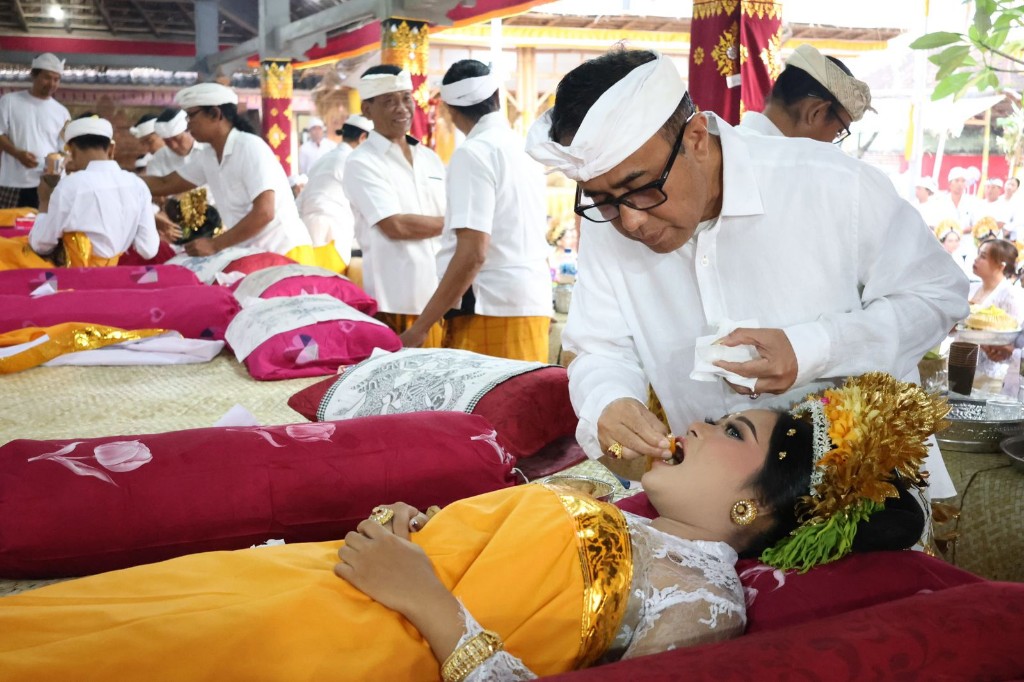 Wali Kota Jaya Negara “Ngayah” Nyangging di Pura Dalem Pengaotan