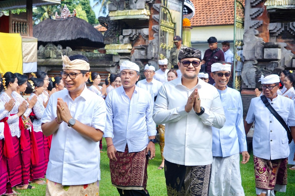 Bupati Adi dan Wabup Badung Hadiri Karya Melaspas di Pura Dalem Suargan Bongkasa