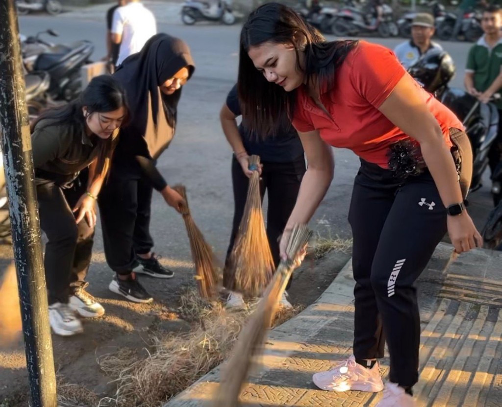 Jaga Kenyamanan Pasar Tradisional, Gotong Royong ASN Pemkab Jembrana di Peken Ijo Gading