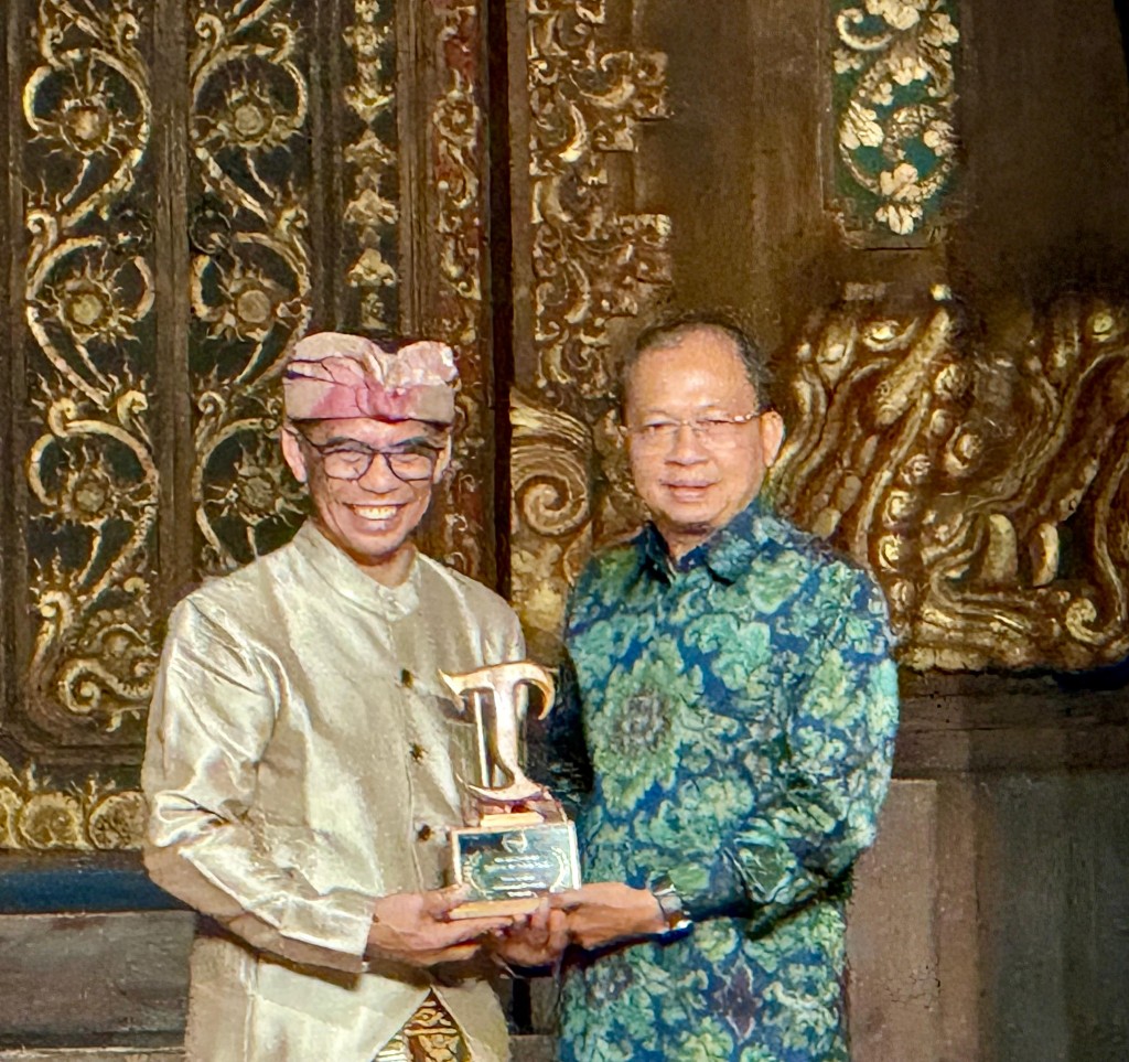 Tata Kelola Ekonomi Daerah Terbaik, Gubernur Koster Dianugerahi Tribun Bali Award