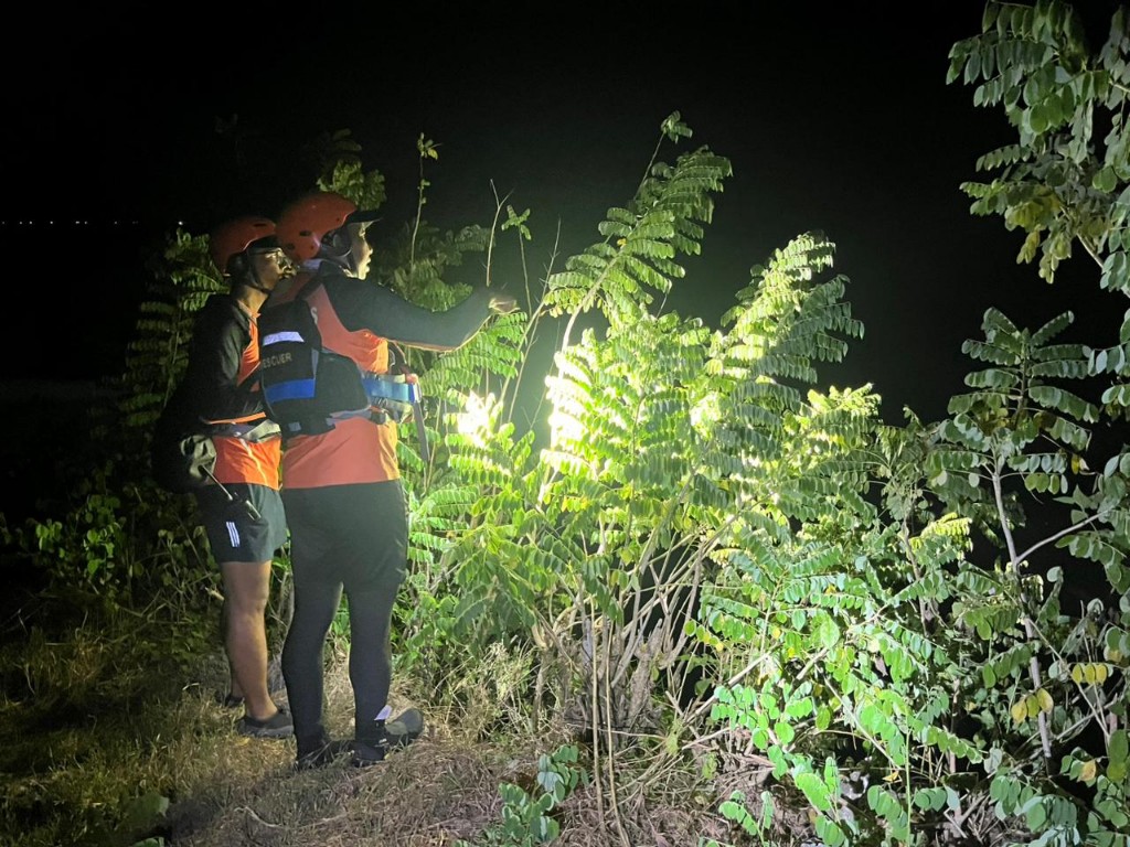 Dokumentasi dari - Dua WNA Terjebak Air Pasang di Pantai Padang-Padang Berhasil Diselamatkan