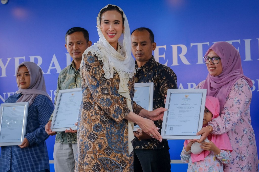 Jatimulyo Jadi Contoh Desa Wisata Halal, Menpar Serahkan Sertifikat kepada UMKM
