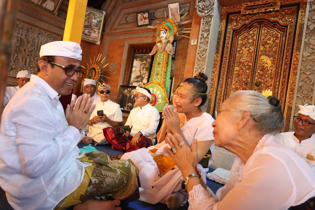 Wali Kota Jaya Negara Saksikan Prosesi Padiksan di Griya Kanginan Sanur 