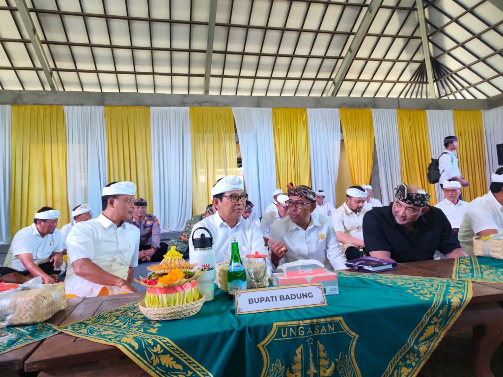 Bupati Adi Arnawa Puji Kemandirian Desa Adat Ungasan Gelar Atma Wedana Massal