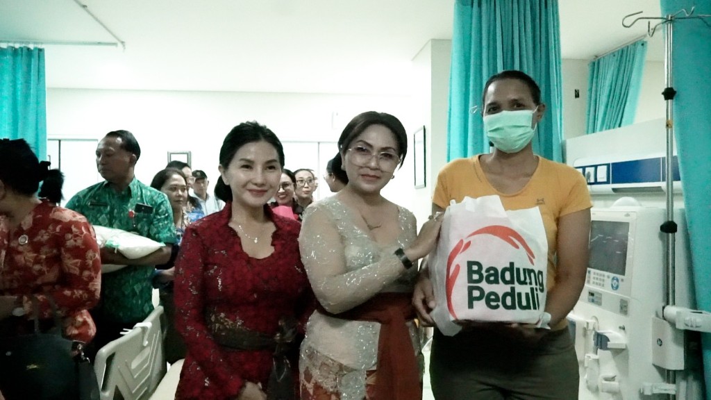 Momentum Hari Lahir Pancasila, DWP Badung Hadir Menguatkan ASN yang Sakit di RSD Mangusada