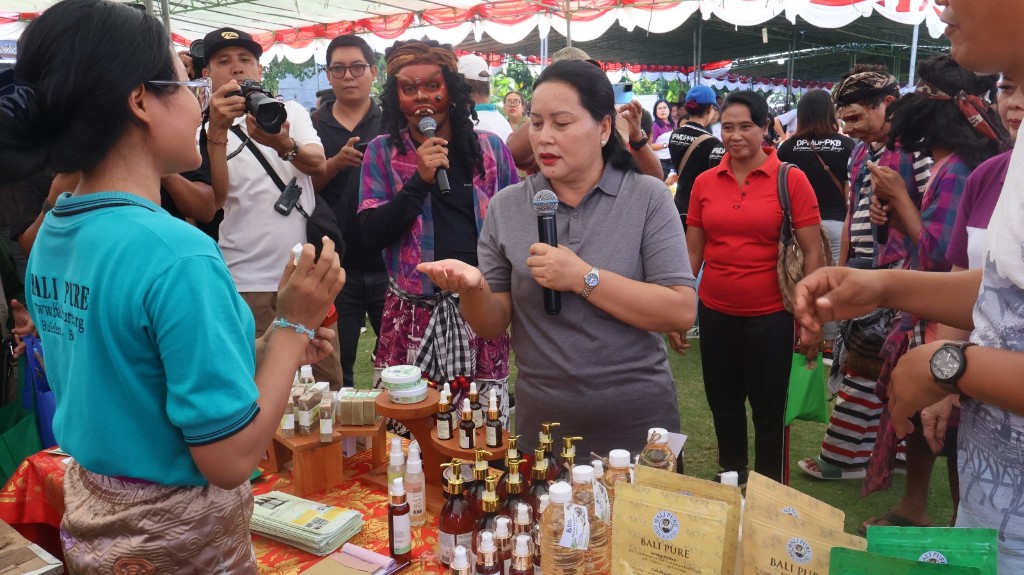 Hadiri Berbelanja dan Berbagi TP PKK di Buleleng, Ny. Seniasih Giri Prasta Ajak UMKM Geliatkan Perekonomian Lokal
