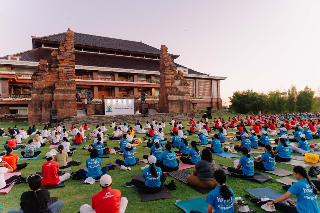 Pembukaan Tirai IDY ke-12 Bersama Komunitas Yoga di Badung