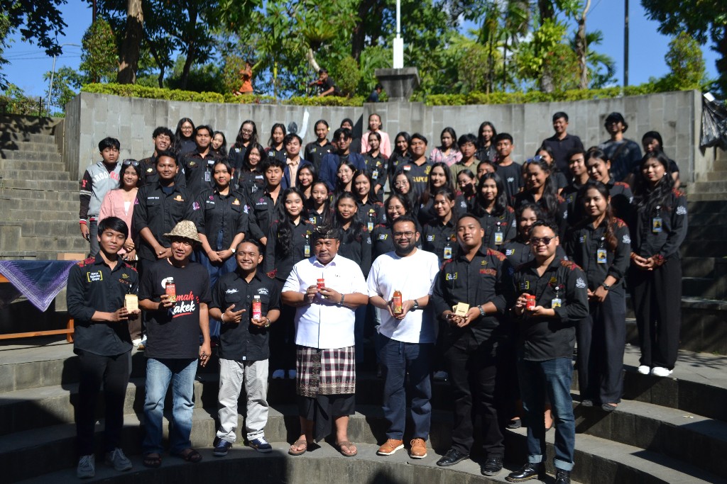 Dokumentasi dari - Aksi Nyata Generasi Muda: KSE Unud Gelar Edukasi Eco Enzyme dan Tuang 50 Liter ke Sungai Lumintang