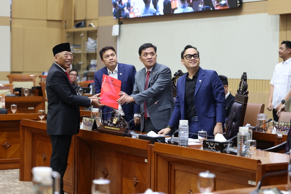 Sudirta Sampaikan Pandanga F-PDI Perjuangan Sampaikan 5 Catatan RUU Polri