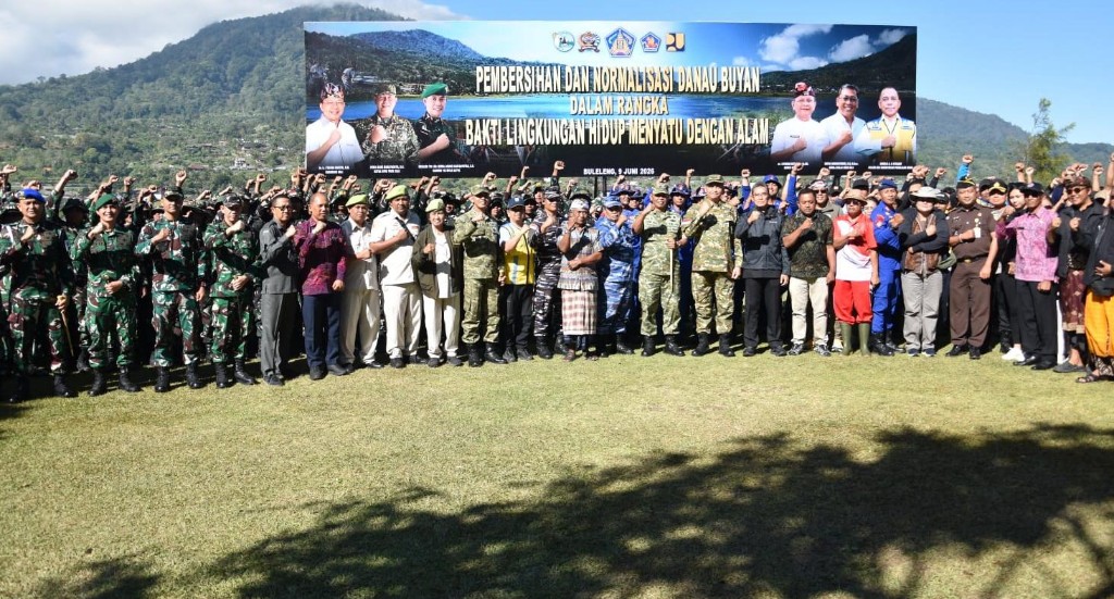 TNI Bersama Pemerintah Daerah,Jajaran Terkait, Bersihkan Eceng Gondok di Danau Buyan, Buleleng
