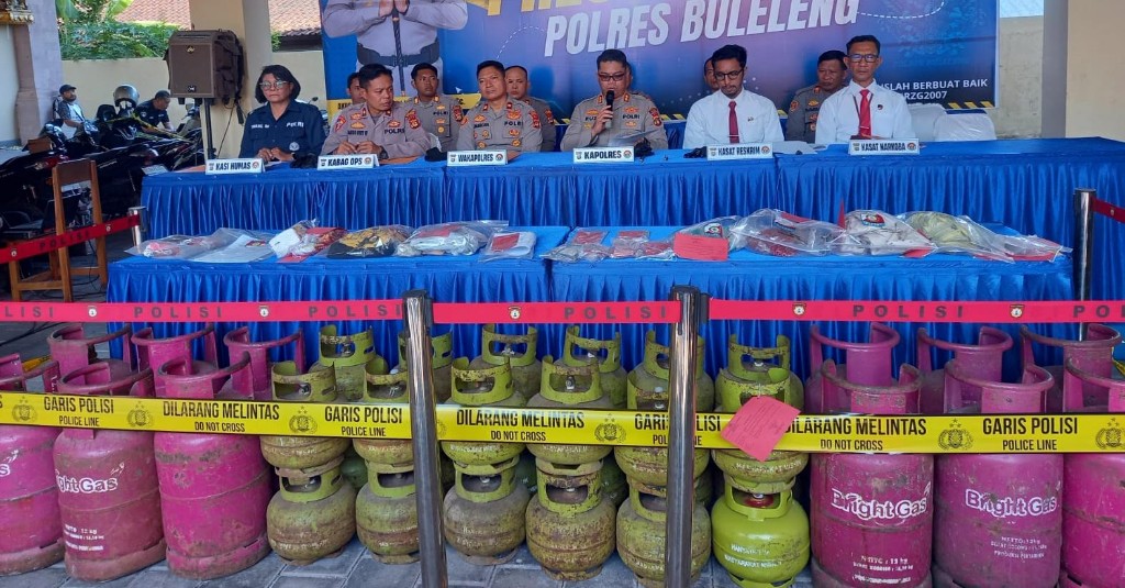 Dokumentasi dari - Tersangka Oplos Gas LPG 3Kg di Kubutambahan, Buleleng, Diciduk Polisi