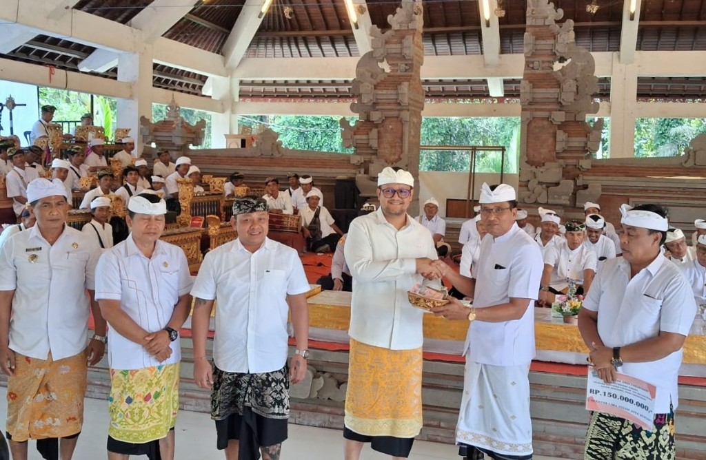 DPRD Badung Dampingi Wabup Alit Sucipta Hadiri Upacara Ngeratep Petapakan di Pura Dalem Bebalang Carangsari