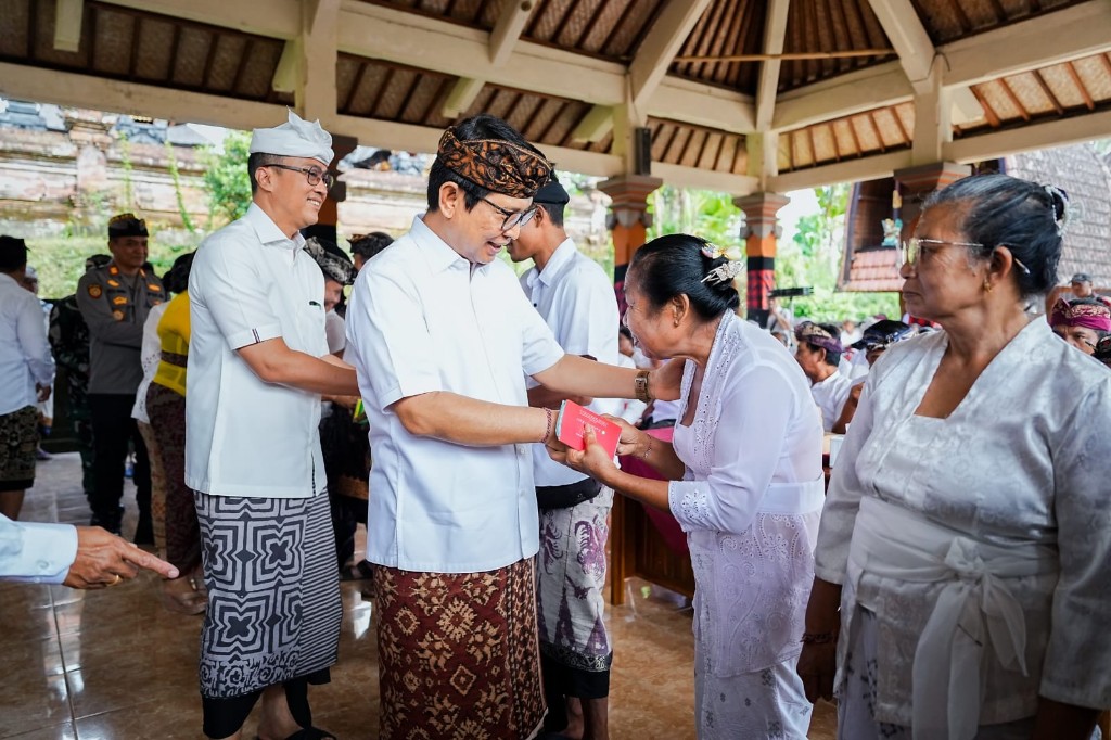 Jelang Galungan, Bupati Badung Adi Arnawa Salurkan Rp2 Juta untuk 82.420 KK