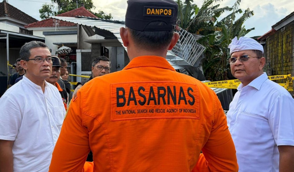 Tinjau Dampak Banjir di Baktiseraga, Bupati Sutjidra Tegaskan Sampah Jadi Masalah Utama Penyebab Banjir
