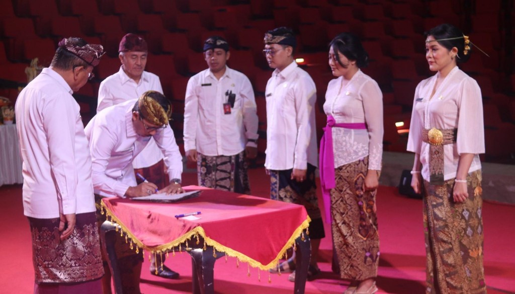 Lantik 123 PNS Formasi 2024, Bupati Sutjidra: Junjung Tinggi Nilai BerAKHLAK dan Pelayan Terbaik bagi Masyarakat Buleleng