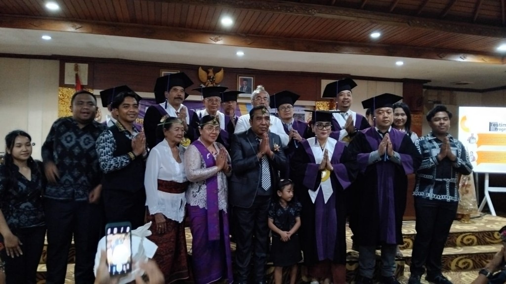 Pawana Sukai Poleng Raih Doktor di UHN IGB Sugriwa, Sinergikan Desa Adat dan Desa Dinas dengan Digitalisasi Berbasis Tri Hita Karana