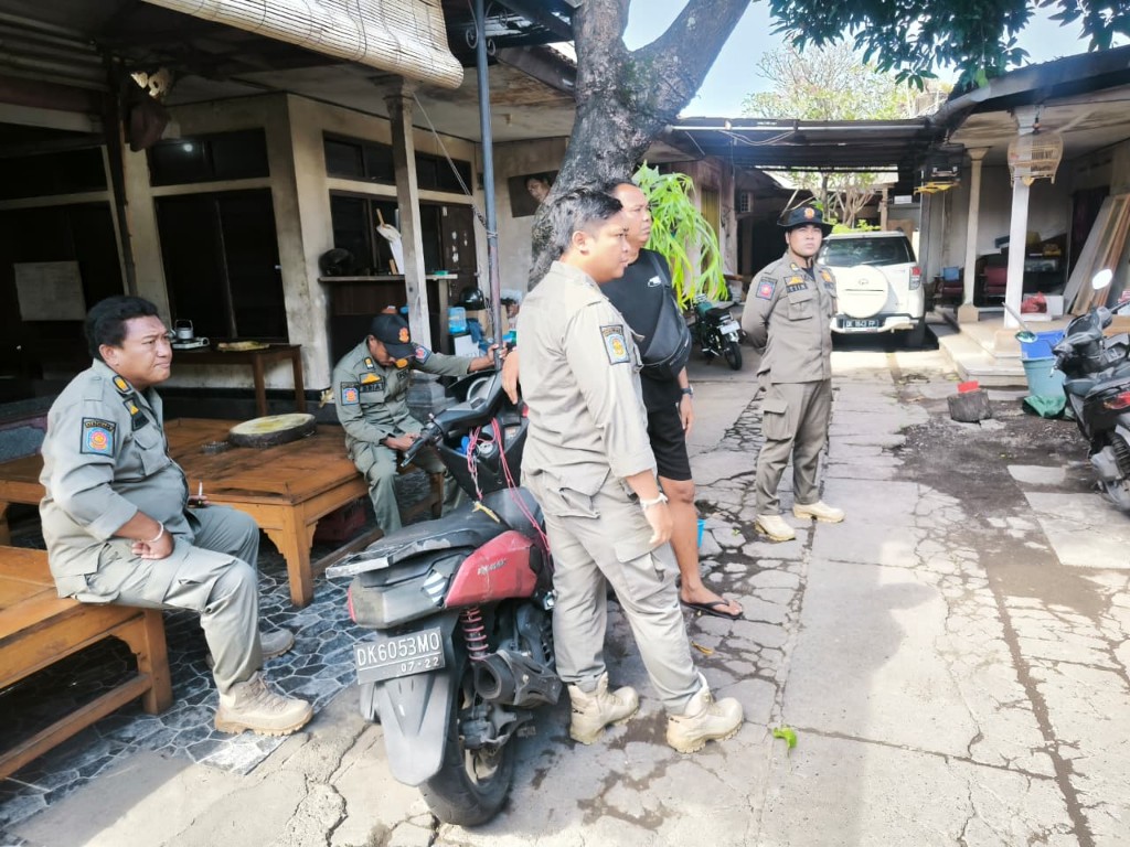 Dokumentasi dari - Satpol PP Denpasar Tangani Warga Diduga Alami Gangguan Kejiwaan di Jalan Gunung Tambora, Dinkes Berikan Pelayanan Kesehatan
