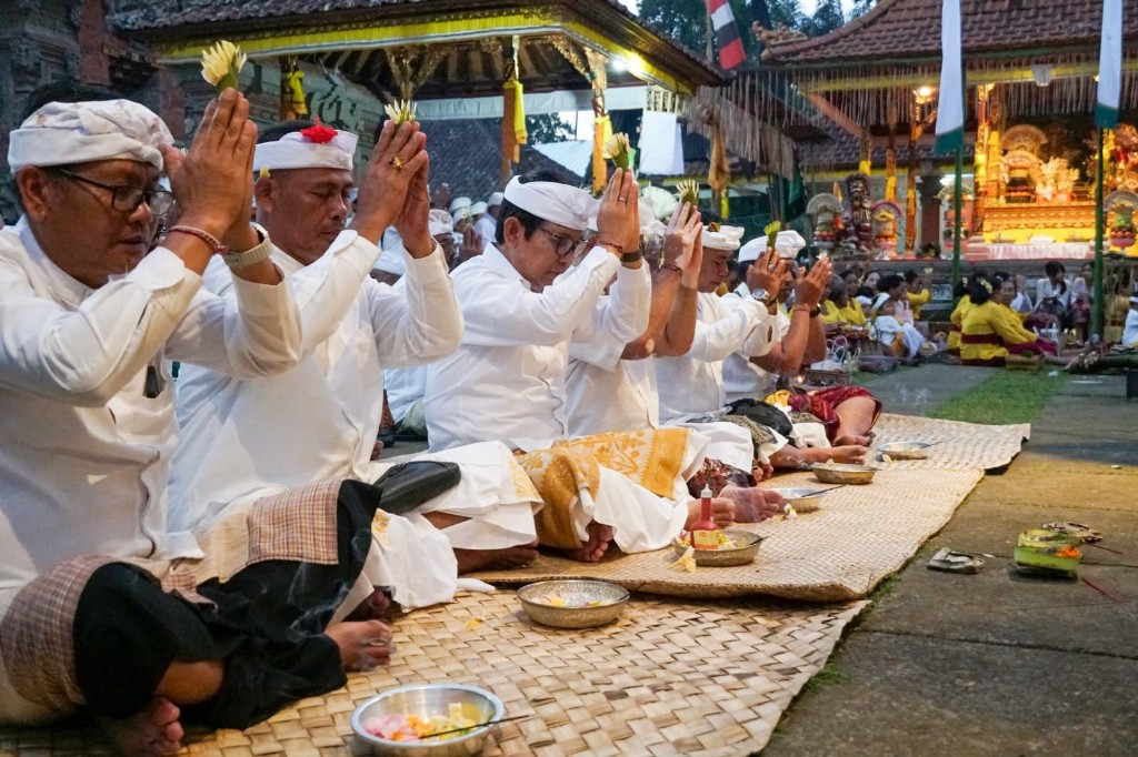 Bupati Adi Arnawa Hadiri Piodalan di Bongkasa, Pastikan Program Pendidikan Gratis dan Bantuan Keagamaan Terus Berjalan