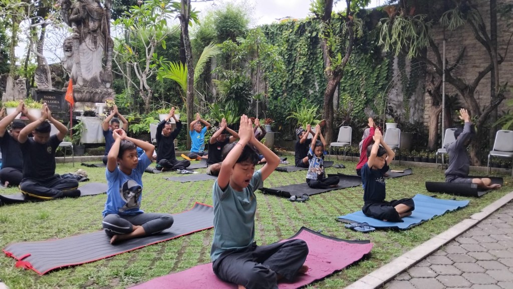 Sambut Hari Yoga Internasional, Yoga Bersama Lintas Generasi Digelar di Puri Puncak Bangsal