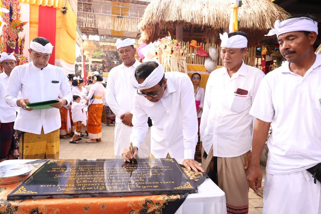 Wali Kota Jaya Negara Hadiri Karya Pududusan Agung di Pura Dalem Pengaotan  Desa Adat Bekul