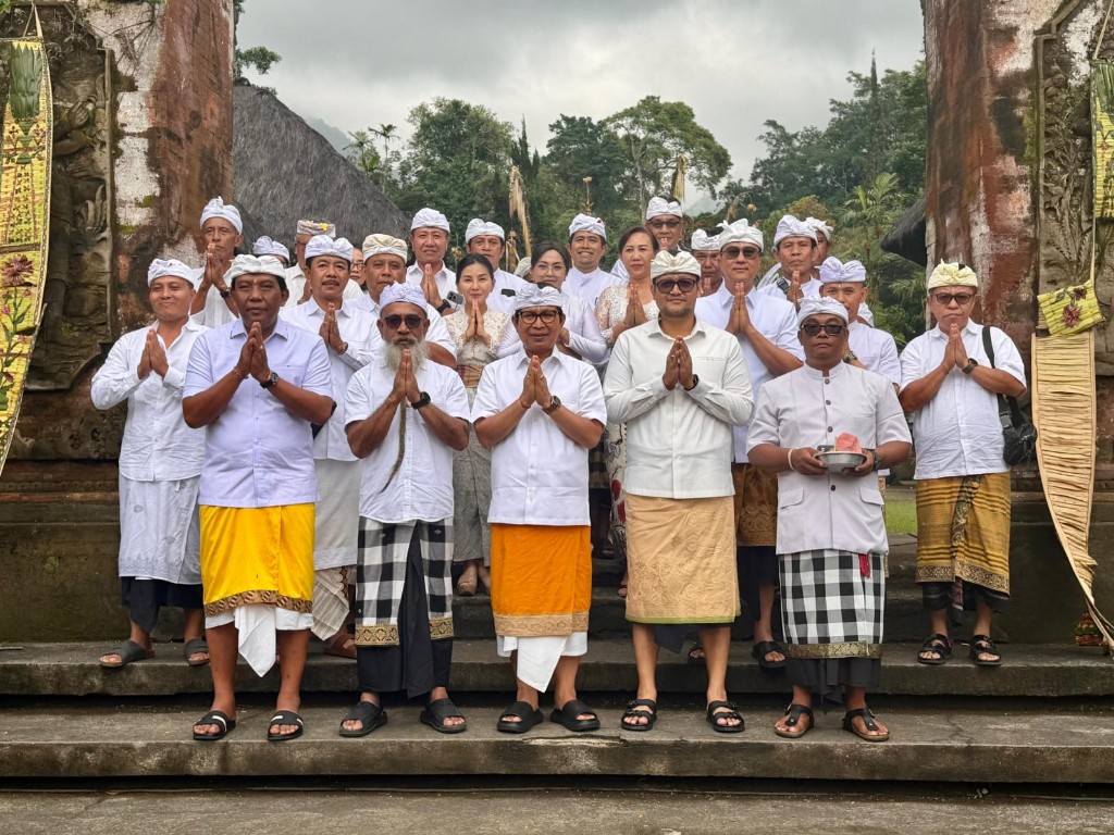 Bupati Adi Arnawa Pimpin Bhakti Penganyaran di Pura Luhur Batukau