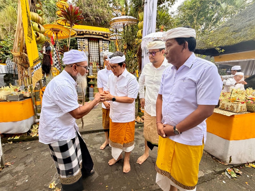 Ketua DPRD Badung Hadiri Bhakti Pengayaran di Pura Luhur Batukaru