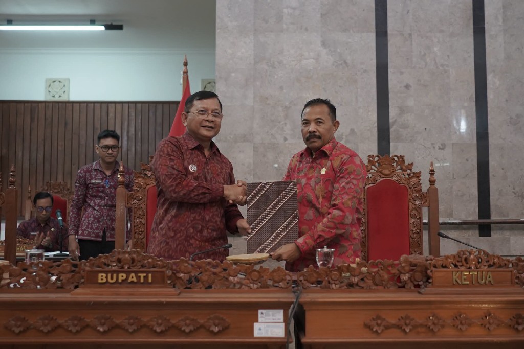 Dokumentasi dari - Rapat Paripurna DPRD Buleleng, Sahkan Tiga Ranperda Penting, Yang Dirangkaikan Dengan Penyampaian Nota Pengantar Bupati Atas Dua Ranperda