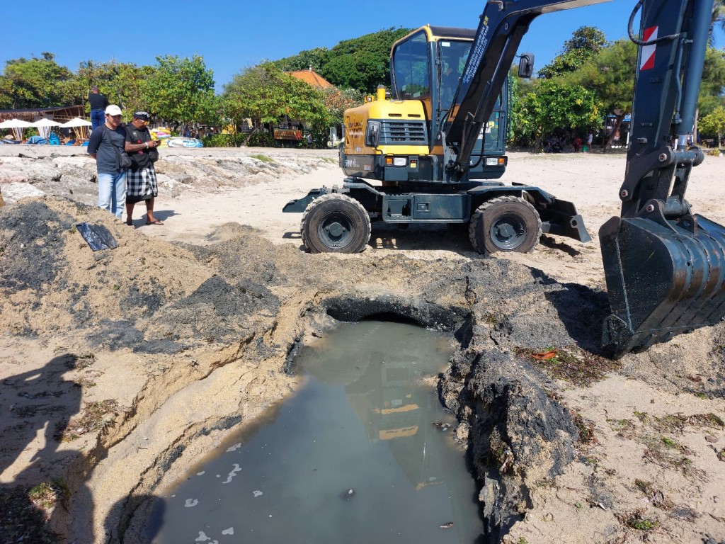 Investigasi Air Keruh di Pantai Segara Ayu, Indikasi Limbah UMKM Ditemukan dalam Saluran Drainase