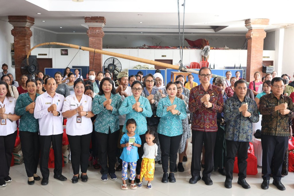Aksi Sosial Bergerak dan Berbagi TP PKK Bali, Ratusan Warga Denpasar Terima Bantuan