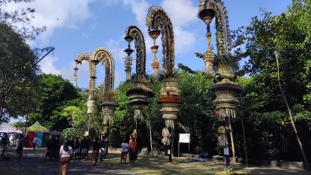 Kolaborasi Desa Adat - BTID Gelar Festival Penjor Desa Serangan 2026, Lima Penjor Hiasi Pujawali Pura Dalem Sakenan