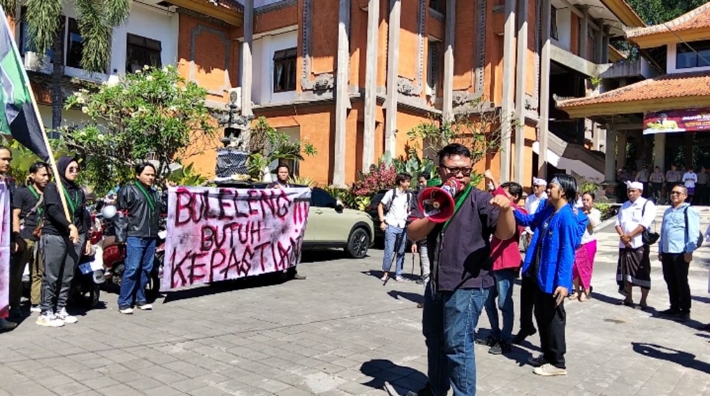 Dokumentasi dari - Puluhan Mahasiswa Tergabung Dalam Cipayung Plus, Lakukan Aksi Damai ke DPRD Buleleng