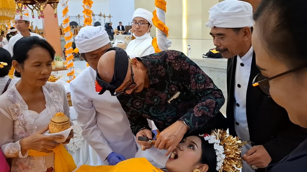 Gelar Matatah Massal Gratis, UHN Sugriwa Sentuh Langsung Masyarakat