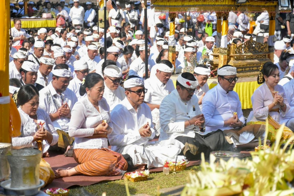 Pemkot Denpasar Ngaturang Bhakti Penganyar di Pura Mandhara Giri Semeru Agung