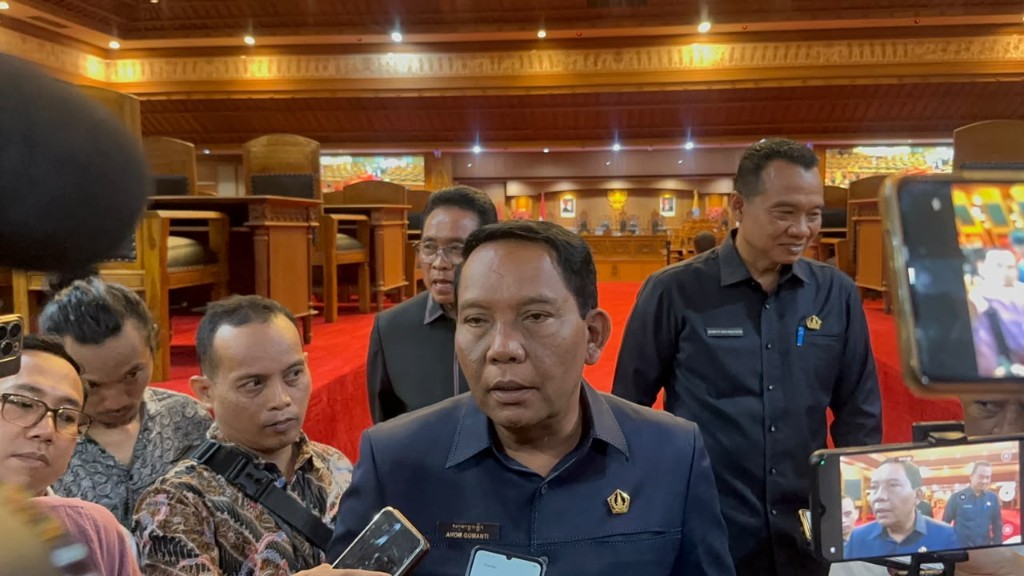 Soroti SILPA dan BTT, Ketua DPRD Badung Anom Gumanti Pimpin Rapat Paripurna Bahas  Rancangan Peraturan Daerah (Raperda) APBD 2025