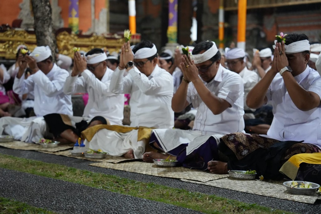 Bupati Adi Arnawa Apresiasi Semangat Gotong Royong Krama pada Karya Padudusan Agung Sibanggede