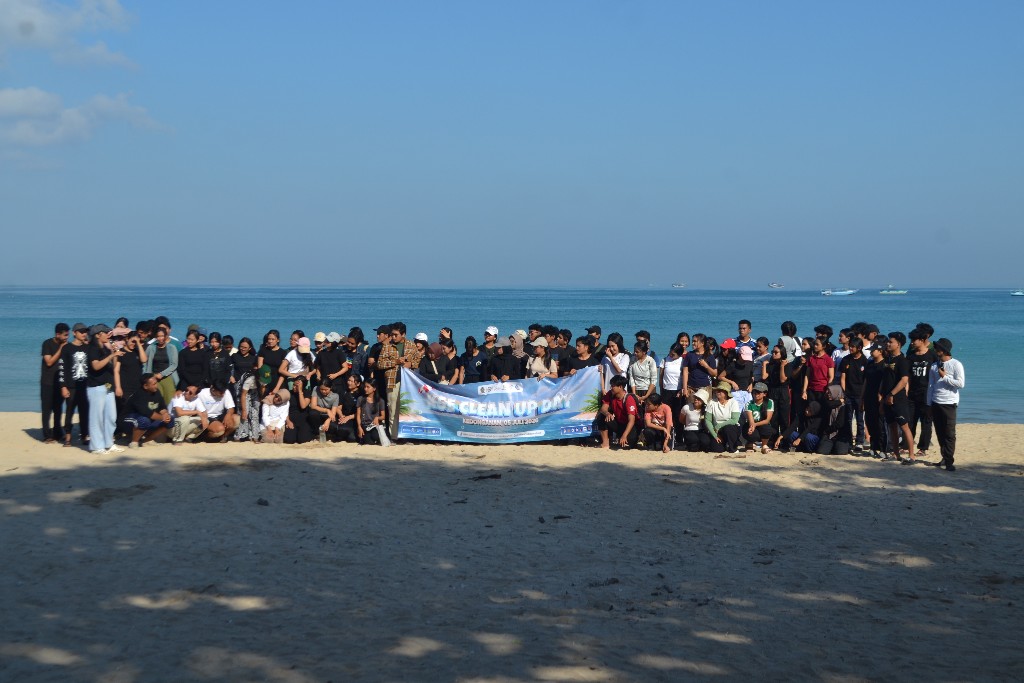 KSE Universitas Udayana Bersihkan Pantai Kedonganan, 129 Kilogram Sampah Berhasil Dikumpulkan