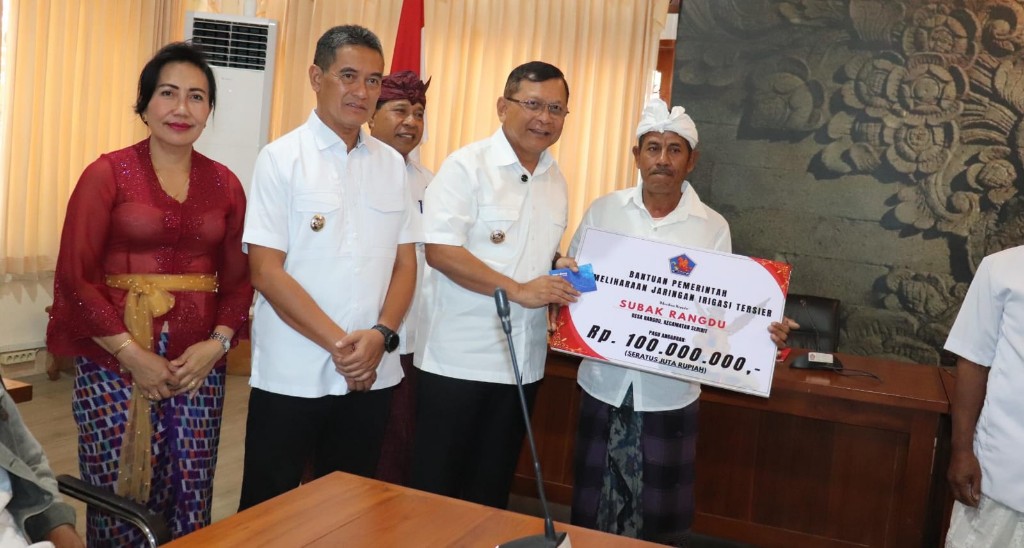 Dokumentasi dari - Perkuat Ketahanan Pangan Daerah, Bupati Buleleng Serahkan Bantuan Kepada 30 Subak, Senilai Rp 3,6 Miliar
