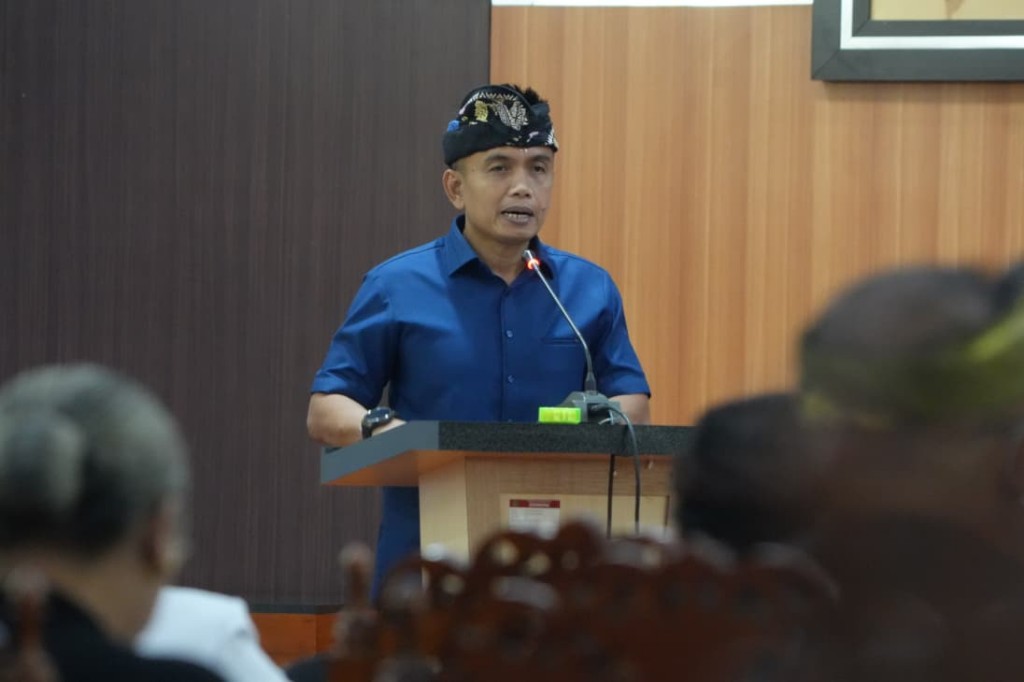 Wabup Ipat Sampaikan Pendapat Ranperda Inisiatif DPRD
